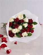 Royal Hearts Rose Bouquet offers at R 546 in Netflorist